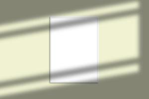 maquete de moldura de foto vertical branca com sobreposição de sombra e fundo de cor pastel