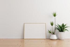 maquete de moldura de madeira horizontal na parede branca sala vazia com plantas no chão de madeira foto