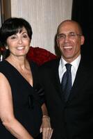 marilyn jeffrey Katzenberg A chegar às a 2008 cristal lucy prêmios às a beverly Hilton hotel dentro beverly colinas, ca Junho 17, 2008 foto