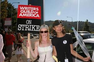 margem helgenberger anne marie johnson tela do ator guilda Apoio, suporte a escritoras guilda do América greve lado de fora nbcuniversal estúdios muitos lankershim blvd los anjos, ca novembro 13, 2007 foto