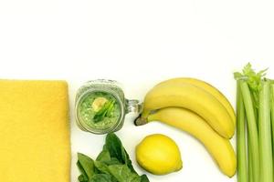 ingredientes para cozinhar um smoothie verde saudável foto