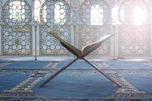 Alcorão - livro sagrado dos muçulmanos, cena na mesquita foto
