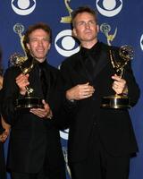 Jim Bruckheimer phil keoghan 2005 horário nobre emmy prêmios santuário auditório setembro 18, 2005 foto