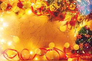 bolas de decoração de Natal e enfeites sobre fundo abstrato bokeh com espaço de cópia. feriado fundo cartão para o Natal e ano novo. Feliz Natal foto