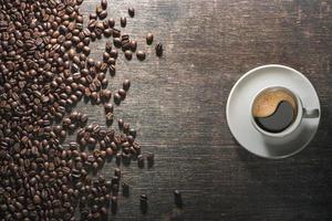 xícara de café com grãos de café na velha mesa