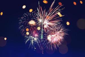 fogos de artifício no ano novo e cópia do fundo abstrato do feriado do espaço. fogos de artifício coloridos em fundo de crepúsculo com espaço livre para texto. ano Novo