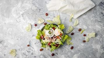 conceito de uma refeição vegetariana saborosa e saudável. vista superior salada grega em fundo de pedra. salada orgânica de vegetais. foto