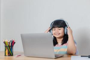 meninas estudando online em casa foto