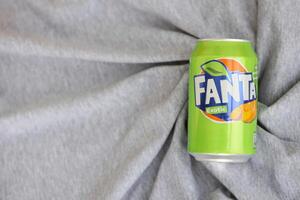 Kyiv, Ucrânia - 4 poderia, 2023 fanta suave beber marca lata pode com exótico sabor foto