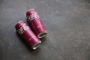 Kyiv, Ucrânia - 4 poderia, 2023 coca Cola suave bebidas marca lata latas com cereja sabor foto