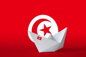 Tunísia bandeira retratado em papel origami navio fechar-se. feito à mão artes conceito foto
