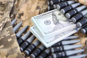 Pacotes do dólares e uma máquina arma de fogo cinto em a camuflar uniforme do uma ucraniano soldado. conceito do guerra financiamento, suborno ou doação foto