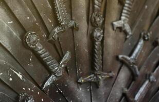 metal cavaleiro espadas fundo. a conceito cavaleiros foto