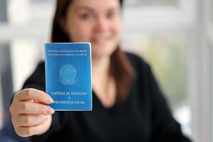 mulher patrão dá uma brasileiro trabalhos cartão e social segurança azul livro para nos dentro emprego escritório foto