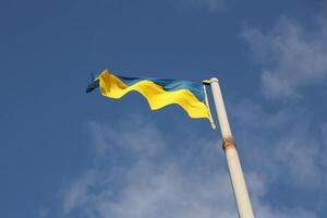 Ucrânia bandeira ampla nacional símbolo tremulando dentro azul céu. ampla amarelo azul ucraniano Estado bandeira, dnipro cidade, independência constituição dia foto