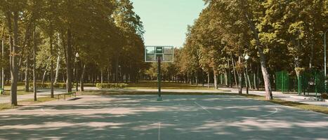 quadra de basquete de rua vazia. para conceitos como esportes e exercícios e estilo de vida saudável foto