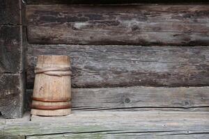 velho de madeira barril dentro canto do velho de madeira casa foto