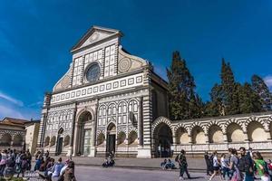 florença, itália, 6 de abril de 2018 - povo não identificado na basílica de santa maria novella em florença, itália. é uma igreja dominicana do século XV. foto