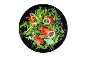 salada de vegetais frescos rúcula, tomate, cebola prato refeição lanche na mesa cópia espaço fundo de alimentos foto