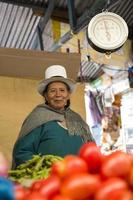 cusco, peru, 2 de janeiro de 2018 - mulher não identificada no mercado de san pedro em cusco, peru. os mercados desempenham um papel muito importante na cultura atual no peru. foto