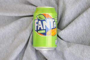 Kyiv, Ucrânia - 4 poderia, 2023 fanta suave beber marca lata pode com exótico sabor foto