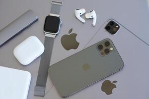 Kyiv, Ucrânia - 4 poderia, 2023 maçã marca dispositivos Iphone, ipad e airpods com maçã Assistir mentiras em macbook corpo foto