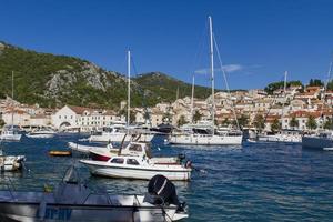 hvar, croácia, 1 de julho de 2014 - barcos na marina em hvar, croácia. hvar é um dos destinos mais populares e visitados da croácia. foto