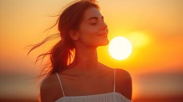 ai gerado mulher em pé em uma de praia com a Sol dentro a fundo foto