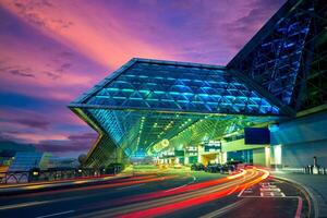 Taoyuan aeroporto dentro Taiwan às noite foto