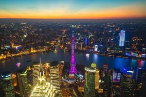 visão noturna do distrito de lujiazui da cidade de xangai na china foto