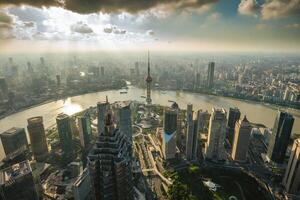 skyline do distrito de lujiazui da cidade de xangai na china ao entardecer foto