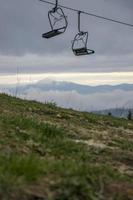 teleféricos para teleféricos. pôr do sol no topo da montanha. foto