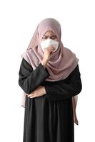 mulher muçulmana se sentindo mal em pé sobre fundo branco. conceito de coronavírus covid-19. foto