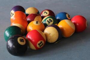 bilhar Esportes jogo. multicolorido de bilhar bolas com números em a piscina mesa. ativo lazer e entretenimento. foto