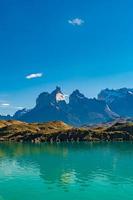 picos de torres vistos de pehoe lago com águas turquesa no parque nacional de torres del paine, patagônia, chile, em dia de sol e céu azul. foto