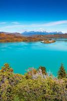 vista sobre a lagoa turquesa da montanha no parque nacional de torres del paine em dia de sol e céu azul, patagônia, chile, detalhes foto