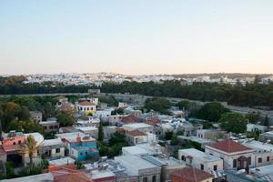 vista panorâmica aérea da cidade velha de rhodes e da cidade nova antes do anoitecer. edifícios, telhados e paredes antigas. Grécia foto