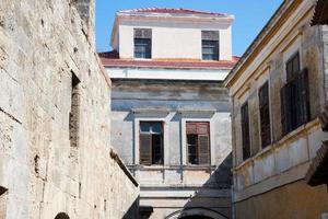 belas fachadas antigas com cores azuis e amarelas. cidade velha de rhodes, grécia foto