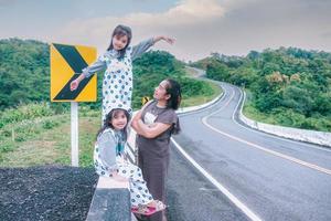 mulher asiática com as filhas na estrada foto