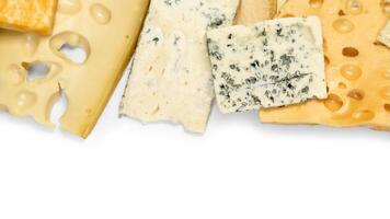 vários tipos do queijo isolado em branco foto