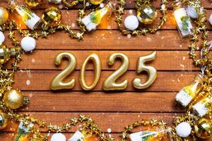 feliz Novo ano de madeira números 2025 em acolhedor festivo Castanho de madeira fundo com lantejoulas, neve, luzes do guirlandas. saudações, cartão postal. calendário, cobrir foto