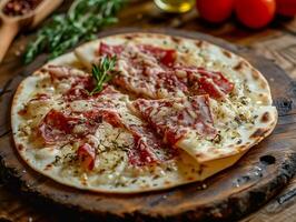 ai gerado italiano seco carne mortadela, italiano pizza com mortadela, ervas e tomates em de madeira placa. Comida ilustração. fotorrealista, fundo com bokeh efeito. ai gerado. foto