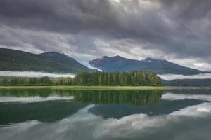 reflexão ao longo do braço endicott, Alaska foto