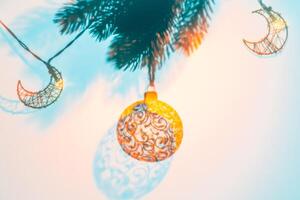 Natal bola em Natal árvore, criativo foto, Novo ano, Natal foto
