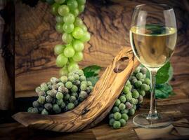 branco vinho uvas em Oliva madeira foto