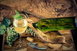 branco vinho uvas em Oliva madeira foto