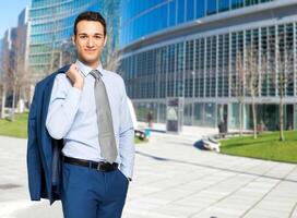 homem de negocios ao ar livre sorridente foto