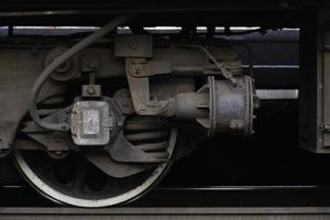 roda de aço de um vagão ferroviário com detalhes, close da roda ferroviária foto