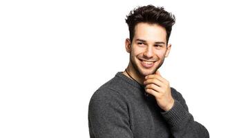 sorridente bonito homem isolado em branco foto