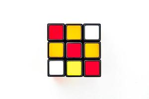 São Petersburgo, Rússia - 17 de julho de 2019 - cubo de rubik, vista superior do cubo de rubik isolada, cubo de rubik em fundo branco, quebra-cabeça colorido, problema de matemática, cobrando por seu cérebro, paleta de arco-íris de cubo foto